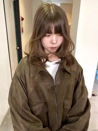 ミディアム カラー mizuki/ピンク ベージュ.レイヤーのヘアスタイル