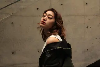 セミロング カラー 岡村 玲奈のヘアスタイル