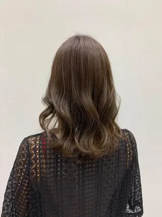 セミロング カラー ヘアアレンジ J’s所属・本丸 楓香のヘアスタイル