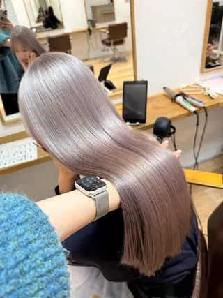 ロング カラー ミルクティー× グレージュMOMOのヘアスタイル