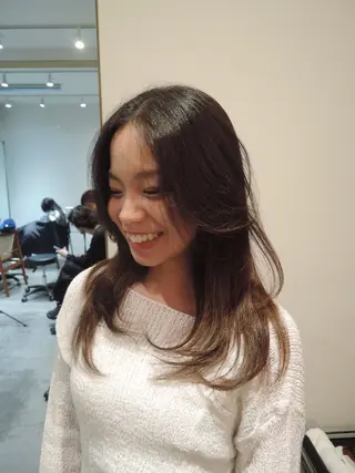 セミロング YUI／レイヤー カット/透明感カラーのヘアスタイル