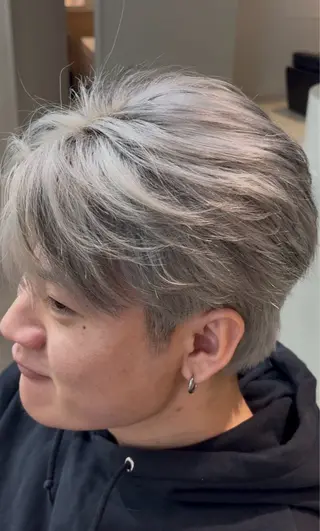 カラー メンズ アキラ/渋谷/ ブリーチ/縮毛のヘアスタイル