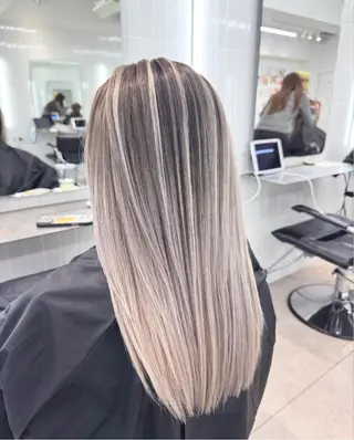 ロング ハイトーン ハイライ ト バレイヤージュのヘアスタイル