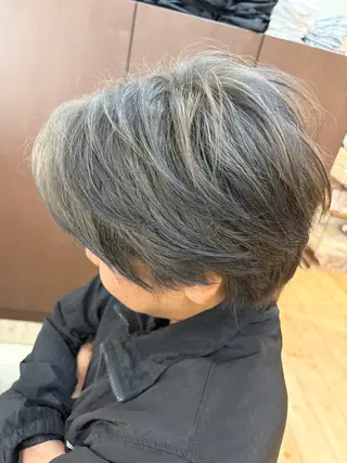 カラー メンズ 岡田 莉音のヘアスタイル