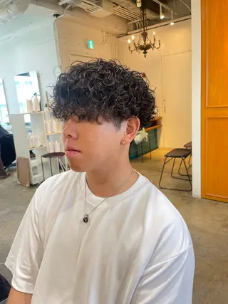 ミディアム パーマ メンズ RIN／韓国ヘア レイヤーカットのヘアスタイル