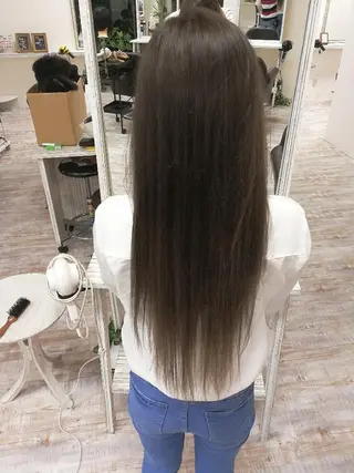 カラー Aile所属・酸性ストレート／カラ ー/山下高明のヘアスタイル