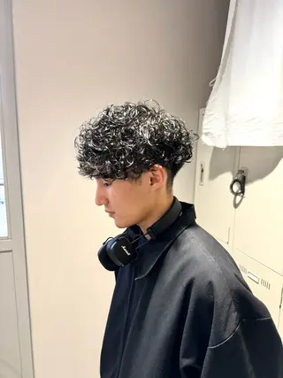 ミディアム パーマ ヘアアレンジ メンズ 顔まわりカット の達人のヘアスタイル