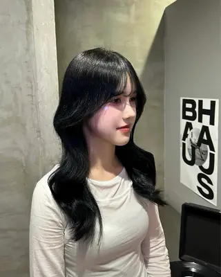 セミロング 韓国レイヤーカット/ 暗髪カラー/林 竜翔のヘアスタイル