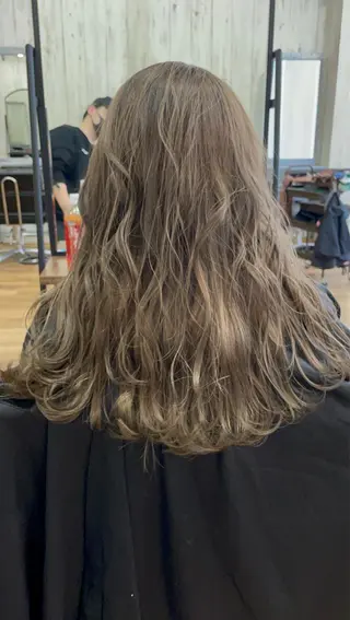 セミロング ハイトーン髪質改善 家中貴典のヘアスタイル