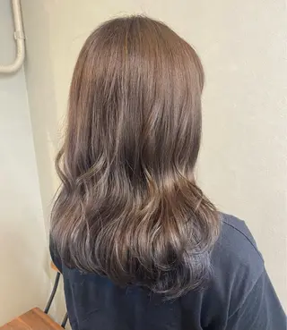 セミロング カラー 猪股 華乃のヘアスタイル