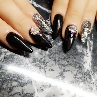 ミディアム ネイル クロキ 。のネイルデザイン