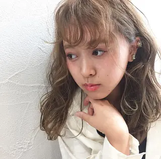 カラー 岩田 萌那のヘアスタイル