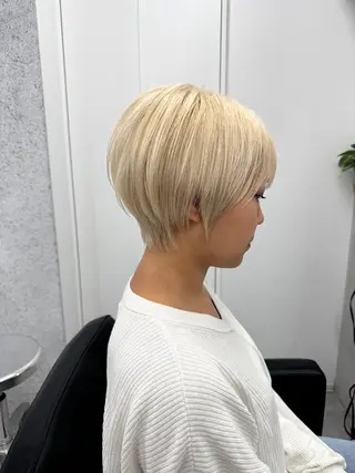 ショート laff 新宿所属・切りっぱなしボブ レイヤー/縮毛矯正のヘアスタイル