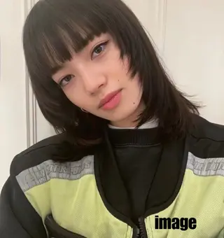 ミディアム 岸本 理希のヘアスタイル