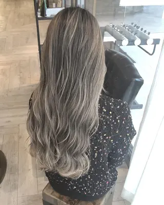 ロング カラー 白髪ぼかしモデル募集 今村理央奈のヘアスタイル