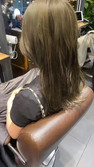 セミロング カラー ブリーチ＆縮毛矯正 🧸tomoki🧸のヘアスタイル