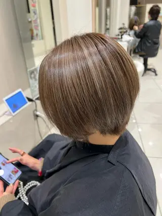 ショート ☃️顔周りレイヤー グレージュSHUTOのヘアスタイル