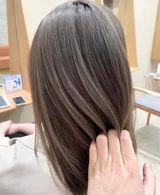 カラー kento レイヤーカットのヘアスタイル