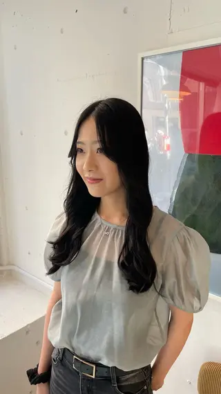 ロング ハラダ クルミのヘアスタイル