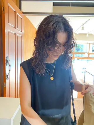 ロング パーマ THE DOTS【ザ ドッツ】所属・C H I H A R Uのヘアスタイル