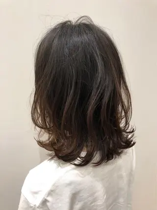 ミディアム 石田 優菜のヘアスタイル