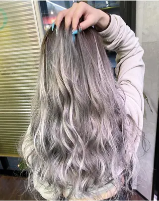 ロング カラー 紺野 愛美のヘアスタイル