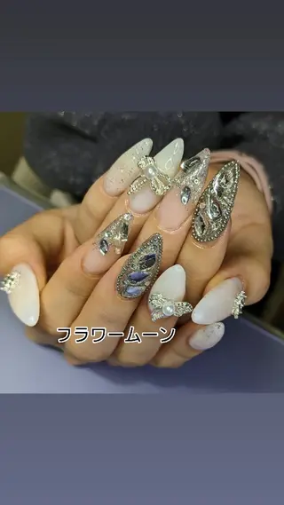 ネイル フラワー ムーンのネイルデザイン
