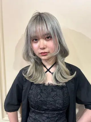 ミディアム カラー 'AXISガスビル Rinのヘアスタイル