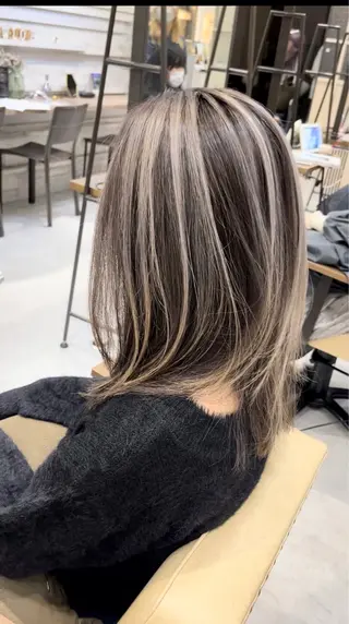 ロング メンズバレイヤージュ 斉藤春のヘアスタイル