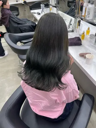 セミロング 寒色＆ブリーチ特化 寒色MiOのヘアスタイル