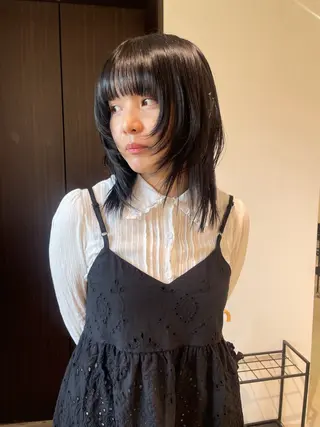 ミディアム カラー MIU/ルーツカラー 顔まわりレイヤーのヘアスタイル