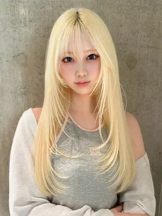 セミロング 名古屋ムラ修正 ハイトーンのヘアスタイル