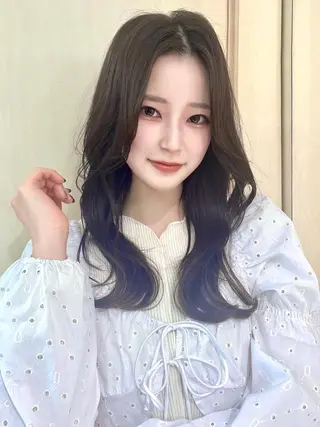 セミロング 岩月ちさと まつ毛/カラーのヘアスタイル