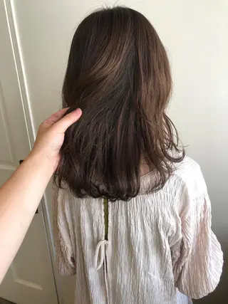 ミディアム カラー MIOベージュカラー 柔らかいカラーのヘアスタイル