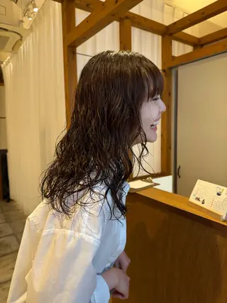 セミロング パーマ ENIF　大島 芽生のヘアスタイル