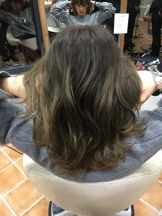 ミディアム 角床直哉 カラーカットNO 1のヘアスタイル