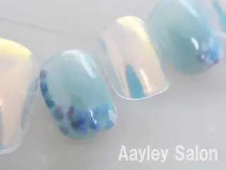 ミディアム カラー ネイル Aayley(アイリー)Salon所属・Aayley アイリ―サロンのネイルデザイン