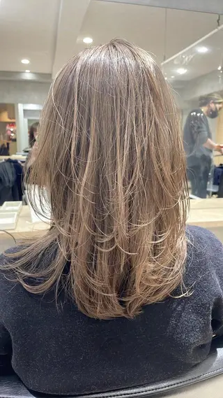 セミロング カラー エンドウ　ミノリ🤎 /半個室/レイヤーのヘアスタイル