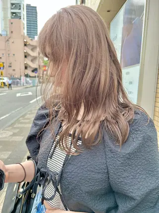 セミロング W所属・小林 朋花のヘアスタイル