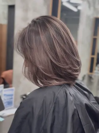 ミディアム カラー ハイライト、レイヤー カット/西梅田/中西のヘアスタイル