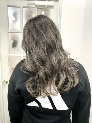 セミロング 白いハイライト🤍 タナカリョウスケのヘアスタイル