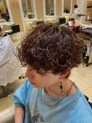 ミディアム カラー パーマ メンズ メンズ特化型美容師 栗山勇人のヘアスタイル