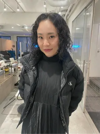 ミディアム カラー パーマ スパイラルパーマ 🌐hina⭐️のヘアスタイル