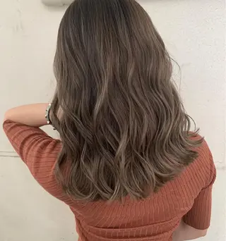 セミロング カラー オフホワイトアンドなんば所属・福西 洋斗のヘアスタイル