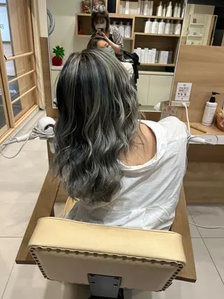 セミロング 🟣niw SHUNNA🟣のヘアスタイル