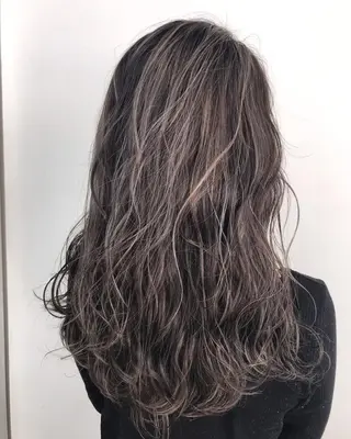 ロング 白髪ぼかしハイライト めさきすずなのヘアスタイル