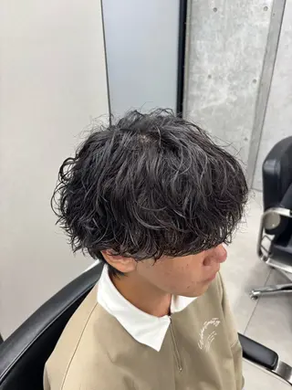 パーマ メンズ シャドウ/フェザー パーマメンズりつきのヘアスタイル