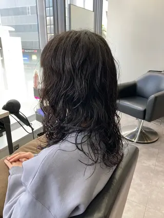 セミロング パーマ アンプリヴェ所属・香川 累のヘアスタイル