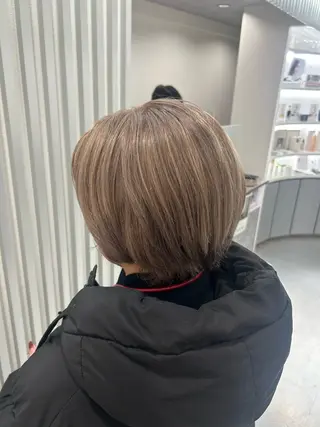 ショート あやめ🪽 オリーブ/ハイトーンのヘアスタイル