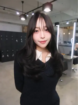 ロング カラー レイヤーカット 透明感カラーのヘアスタイル